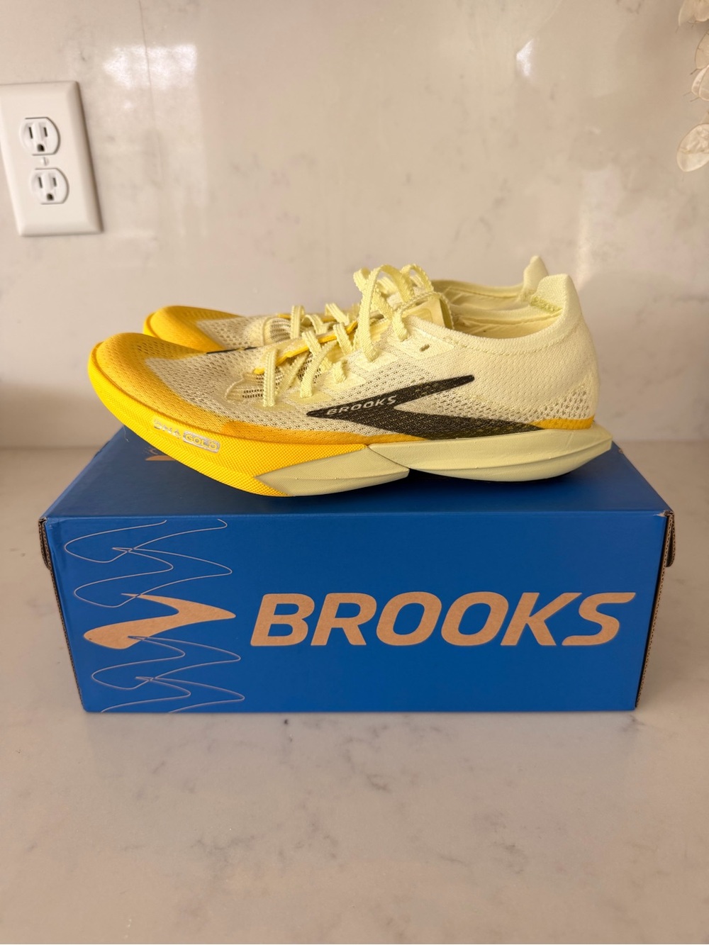 Brooks Hyperion Elite MD 2 Track Spikes Luminary Yellow Women’s 7.5 / Men’s 6